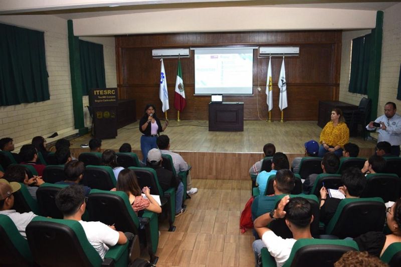 Reunión informativa con los alumnos beneficiarios del programa de becas "Adopta un Halcón" del periodo enero-julio 2025